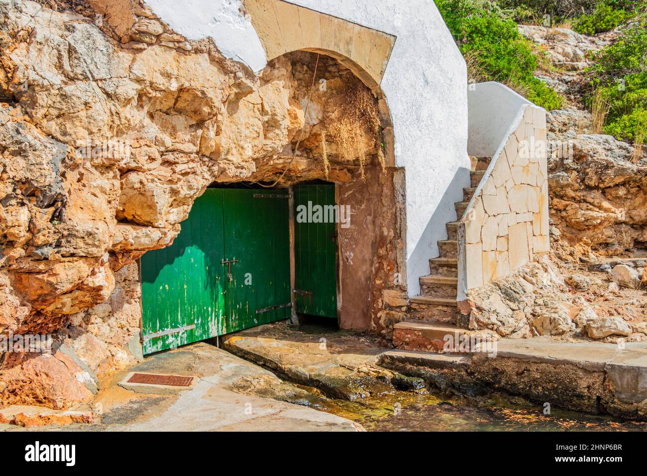 Porte verte dans mur en pierre avec escalier en pierre Mallorca Espagne. Banque D'Images