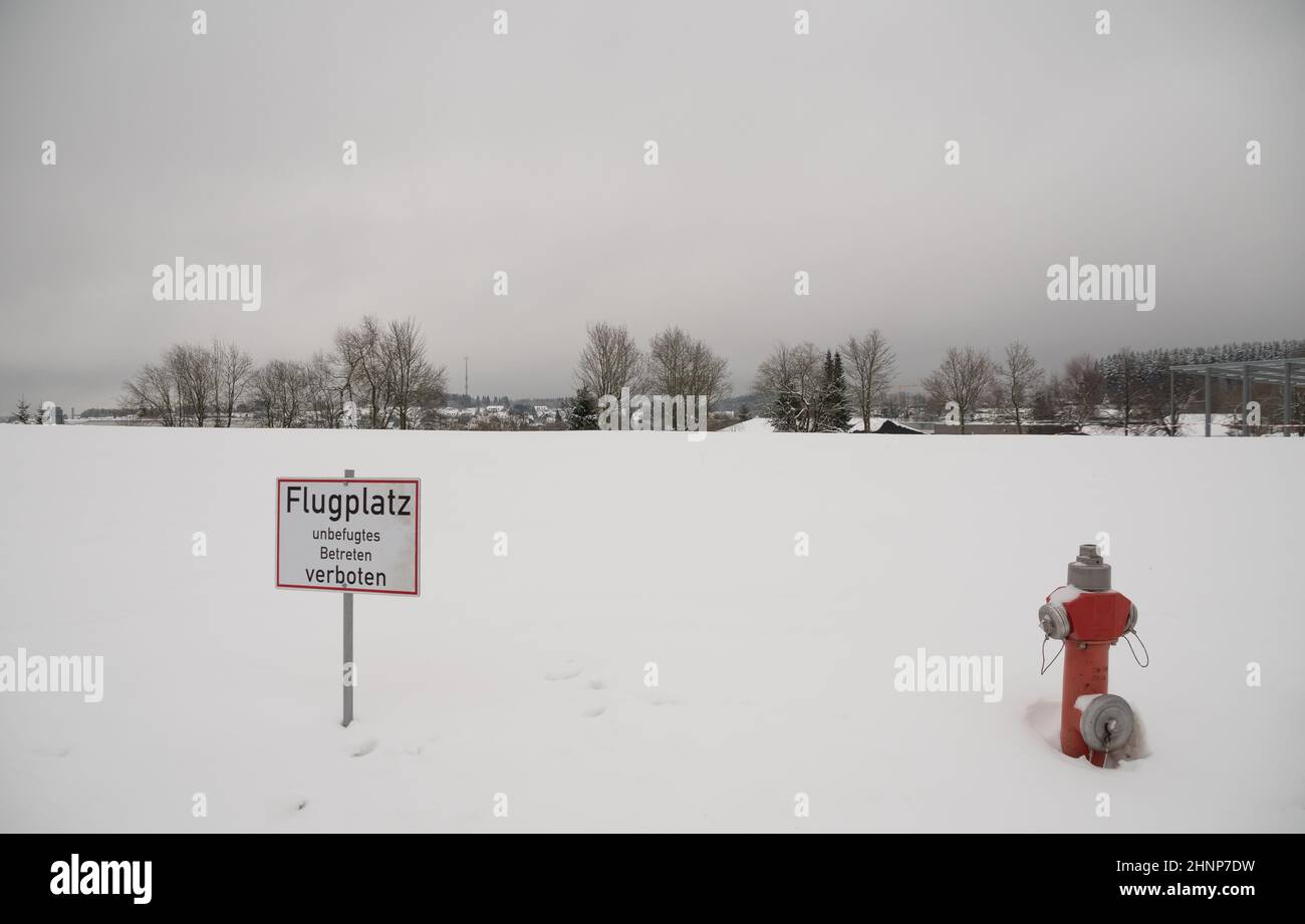 Borne d'eau rouge avec neige près de la ville allemande appelée Winterberg Banque D'Images