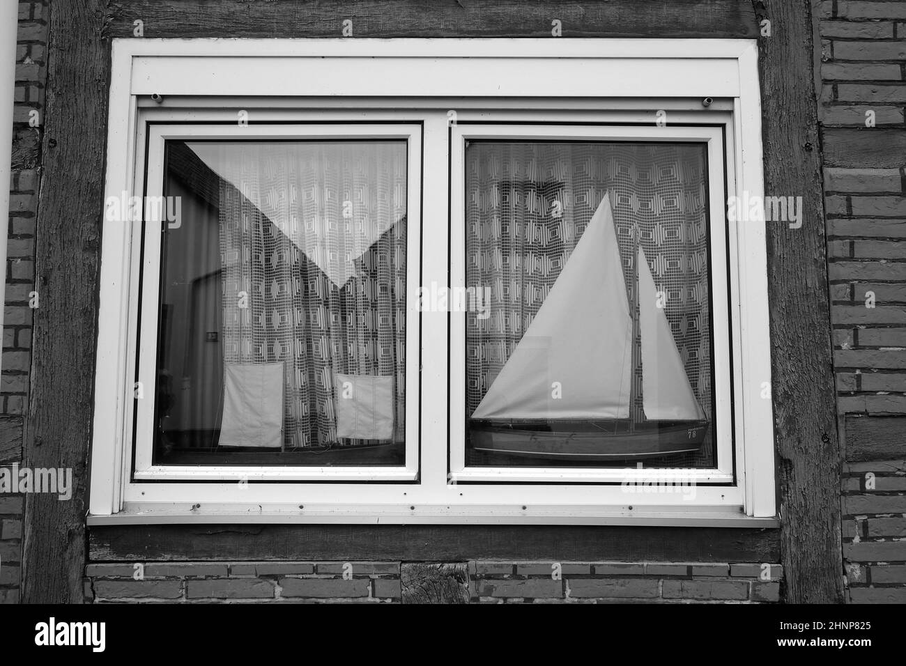 Photo en noir et blanc d'un cadre de fenêtre blanc Banque D'Images