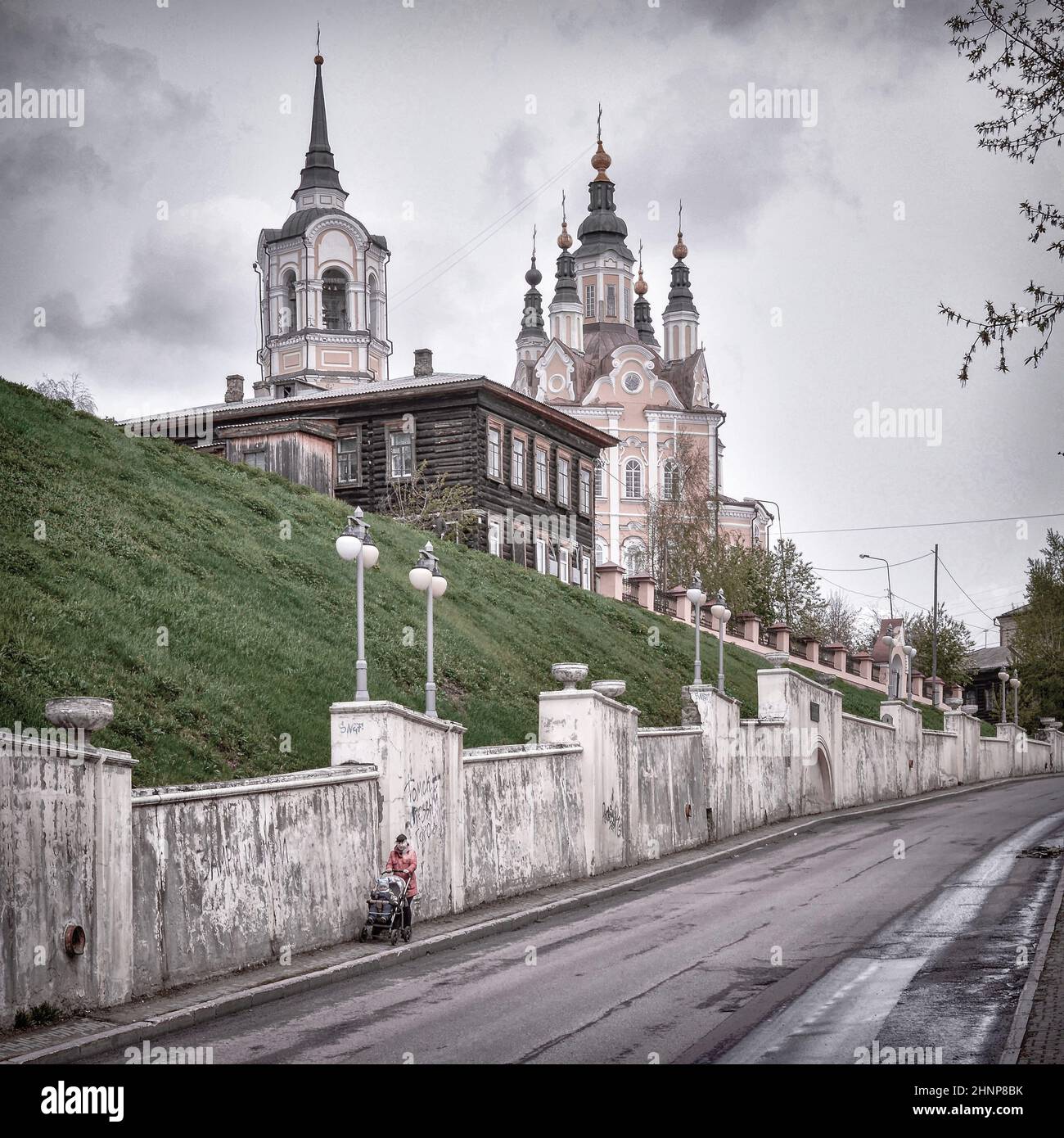 15th mai 2016, Russie, paysage urbain avec temple et maison en bois Banque D'Images