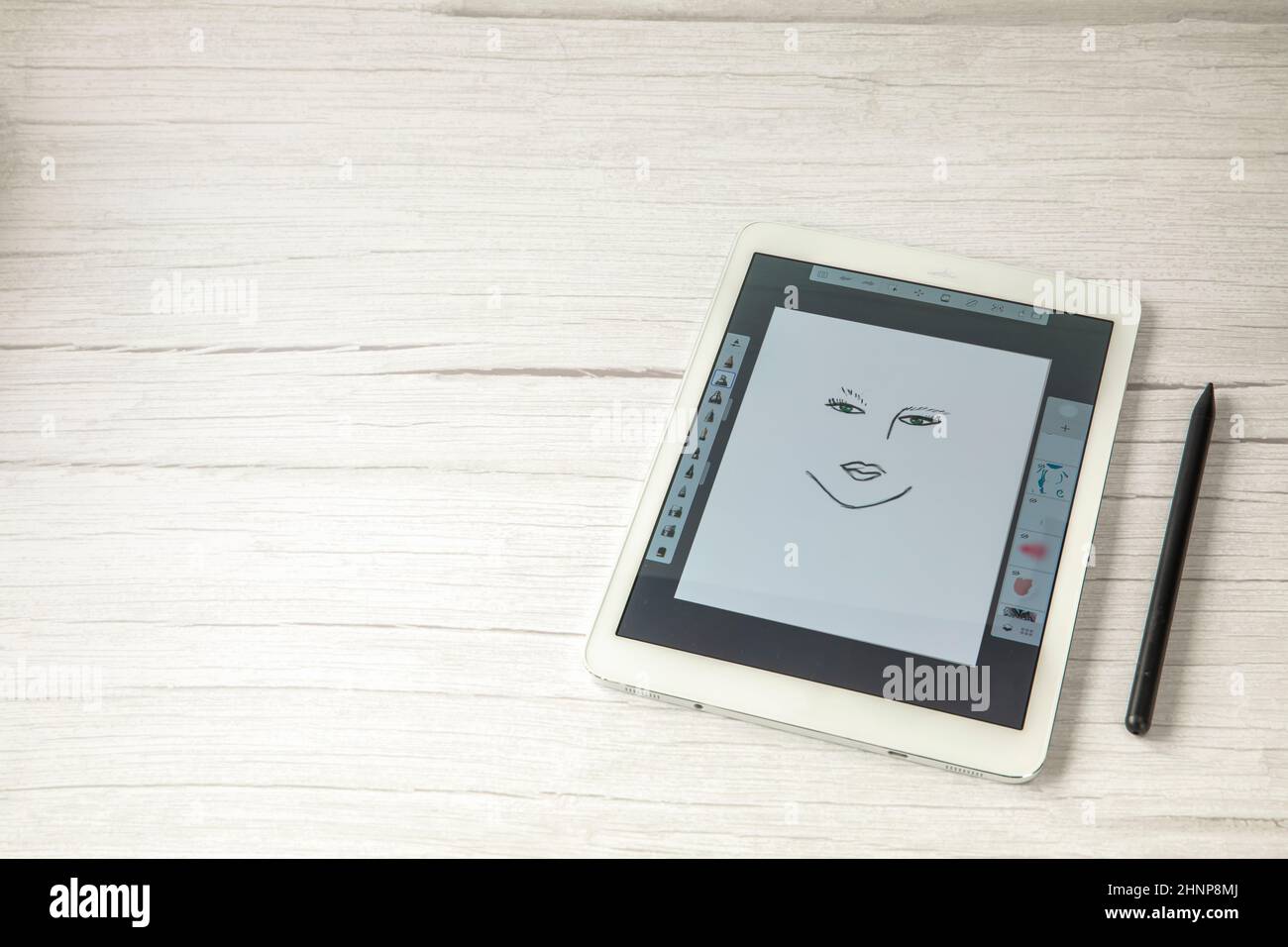 Tablette d'artiste créative numérique avec stylo pour dessiner, concept de technologie d'art moderne sur bureau en bois, vue du dessus de l'espace de copie Banque D'Images