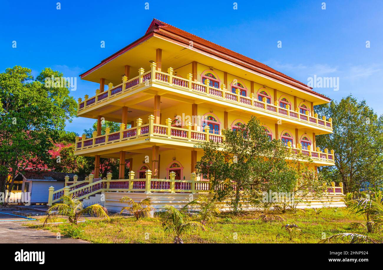 Bâtiment coloré Wat Phadung Tham Phothi temple Khao Lak Thaïlande. Banque D'Images