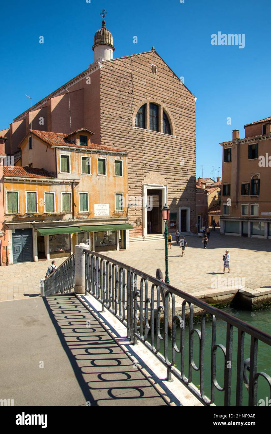 Pont à la place san Pantalon à Venise Banque D'Images