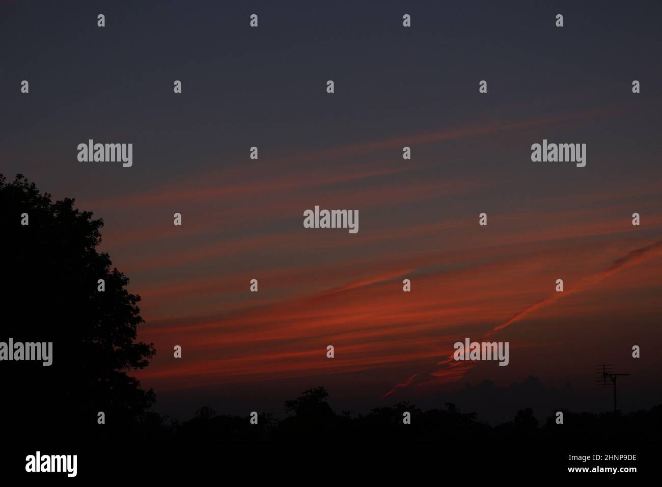 Ciel de coucher de soleil, nuages roses et orange Banque D'Images