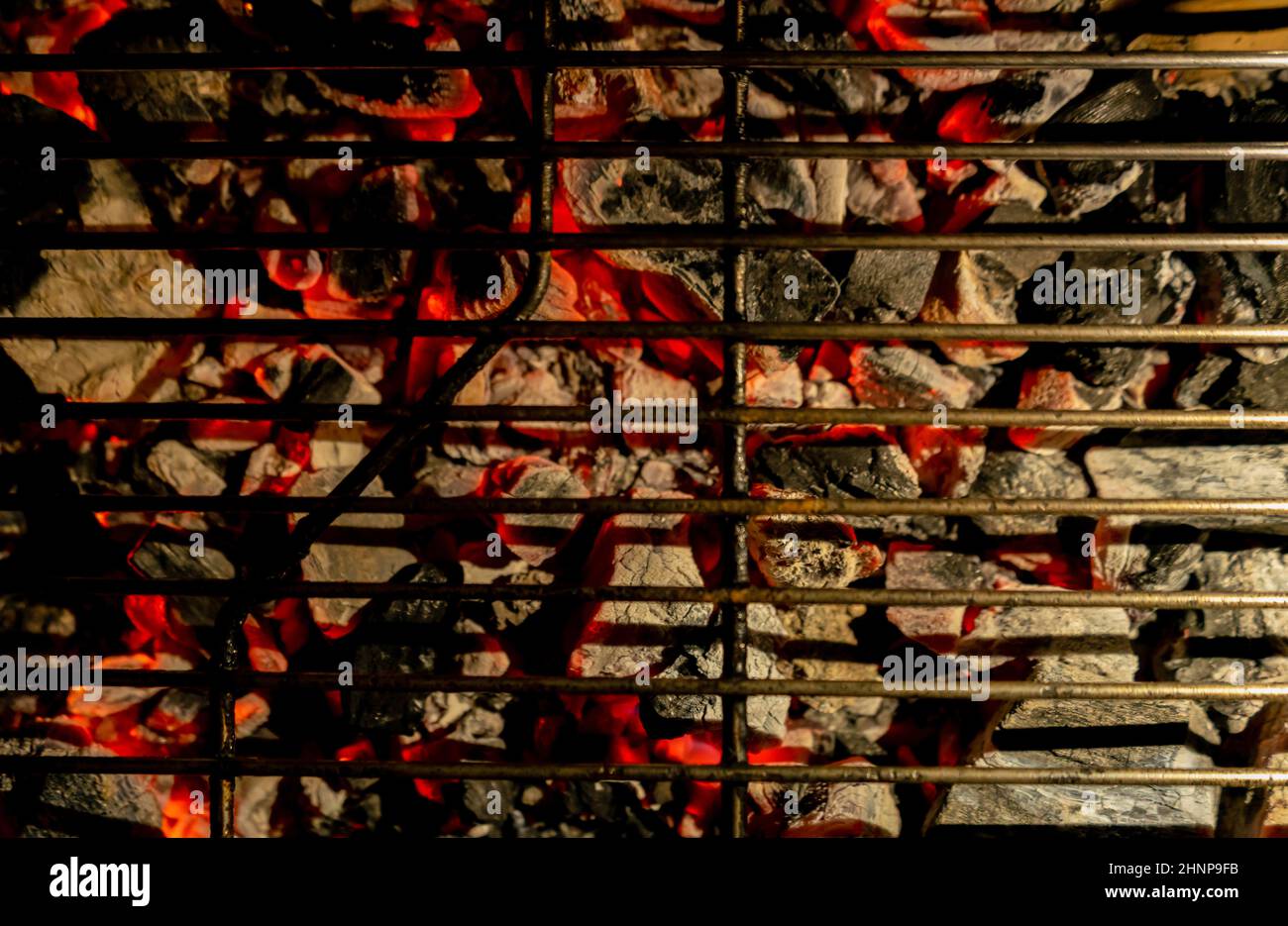 Le charbon de bois et la grille du gril sont pour la cuisson à la température. Gros plan. Vue avant. Gril sale après la cuisson. Vue de l'avant. Banque D'Images
