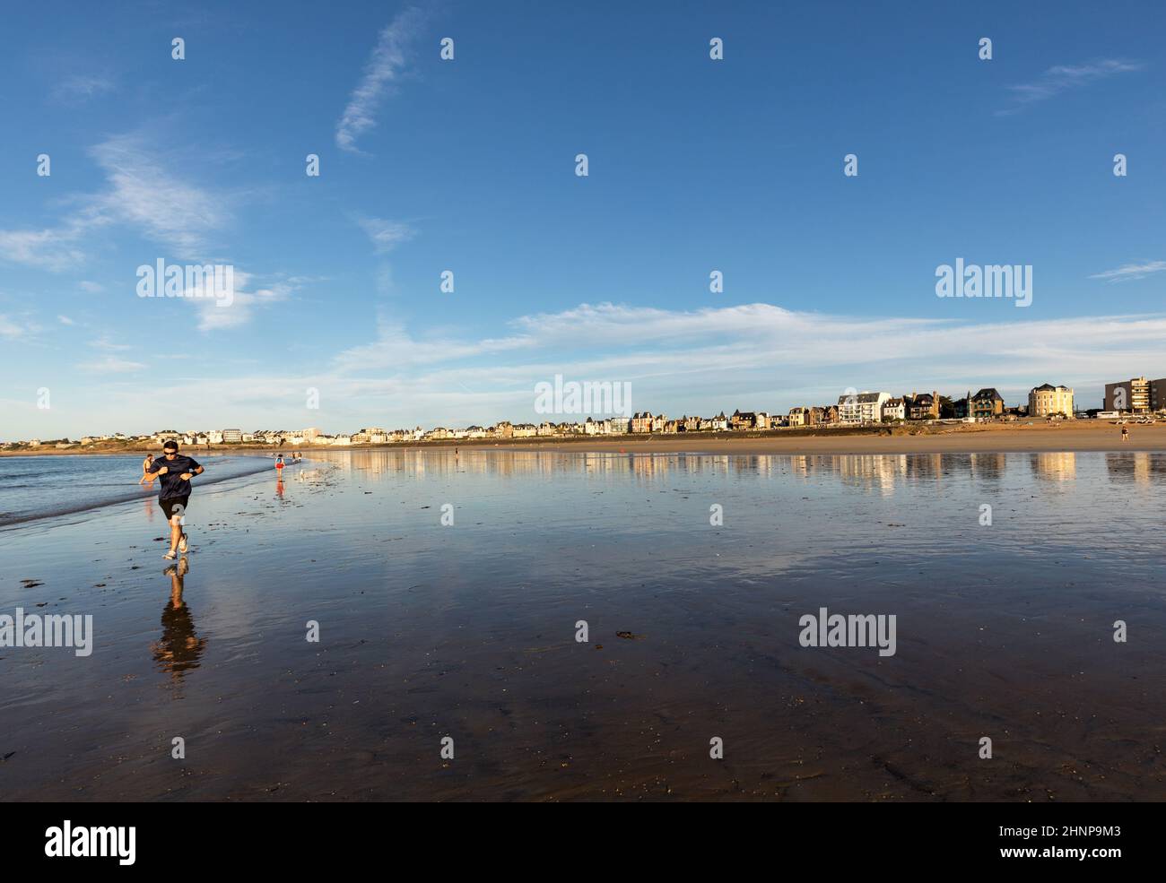 Plage sous le soleil le soir et bâtiments le long de la promenade du front de mer à Saint Malo. Bretagne, France Banque D'Images