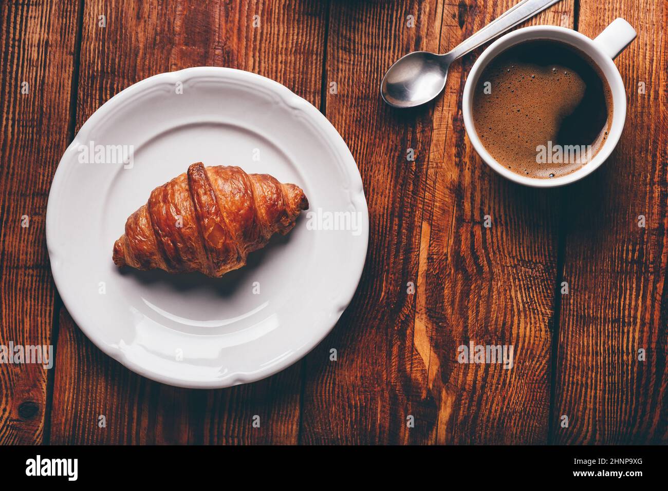 Tasse de café et de croissant sur table rustique. Vue de dessus Banque D'Images