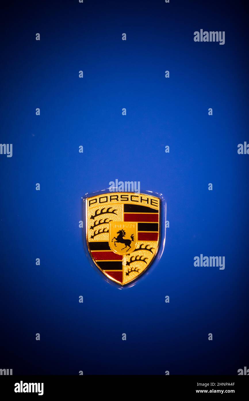 Logo Porsche sur une voiture Photo Stock - Alamy
