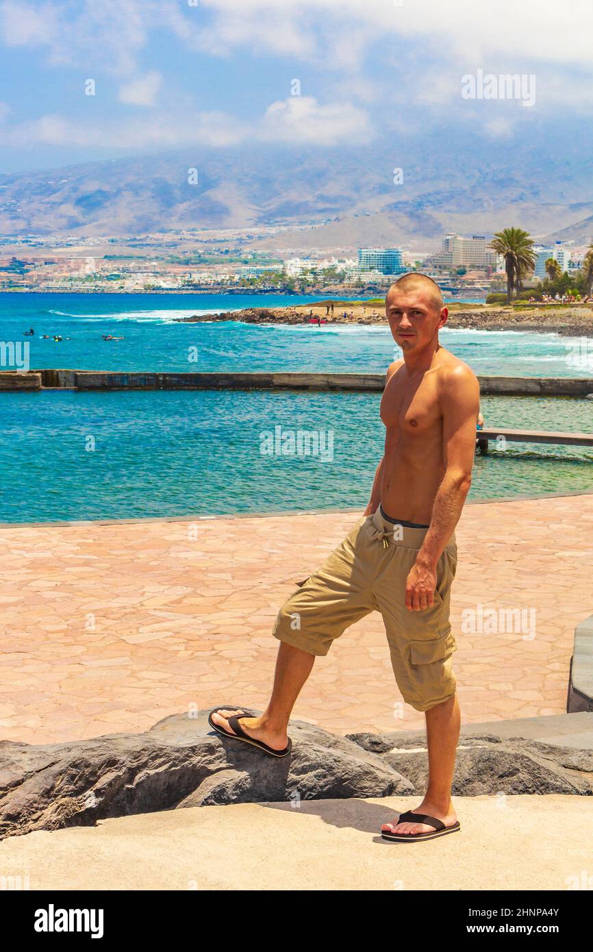 Jeune modèle masculin à Playa de las Americas Tenerife Afrique. Banque D'Images