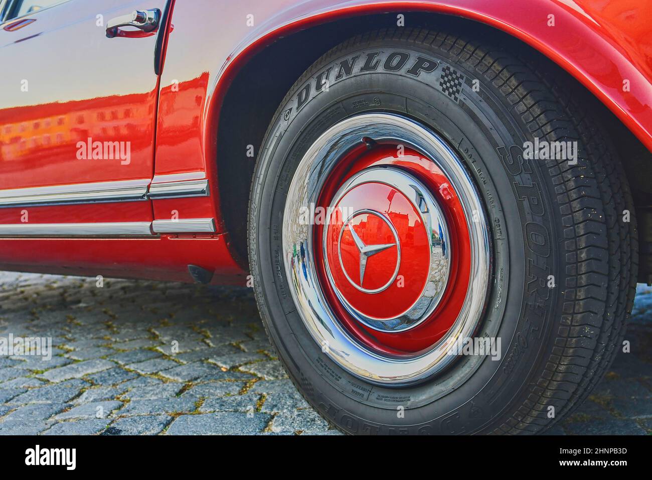 Logo Mercedes Benz voiture vintage sur roue. Logo Dunlop sur le pneu. MercedesBenz est un