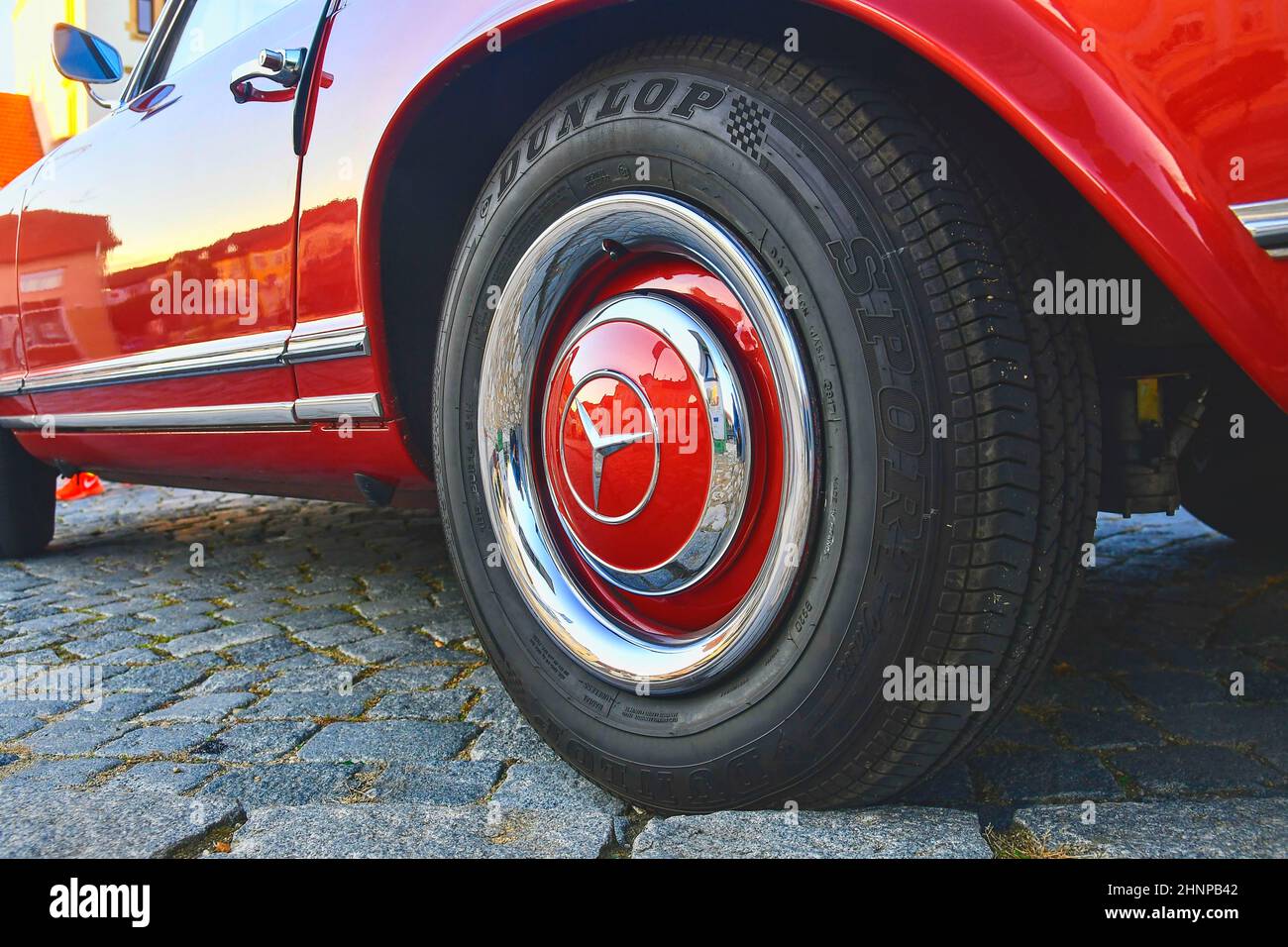 Logo Mercedes Benz voiture vintage sur roue. Mercedes-Benz est un constructeur automobile allemand. La marque est utilisée pour les automobiles de luxe, d'autobus, autocars et camions. Banque D'Images