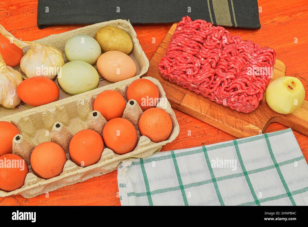 La viande hachée, les oeufs, l'oignon et l'ail. La viande hachée mixte prêt à faire des hamburgers, du gras, meaetballs. La photographie culinaire. Concept culinaire. Recette de viande hachée Banque D'Images