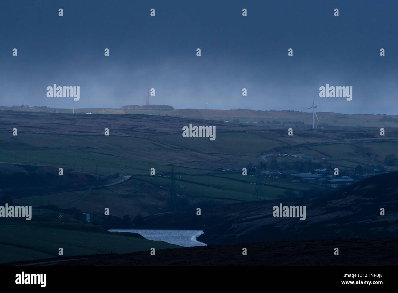 Glossop, Royaume-Uni, 17th février 2022. Les éoliennes sont considérées dans le Derbyshire comme un rare avertissement météorologique rouge pour les parties côtières du sud du pays de Galles et du sud-ouest de l'Angleterre est émis par le met Office avant ce qui pourrait être la pire tempête à frapper le Royaume-Uni en 30 ans. Storm Eunice devrait arriver à 5am heures vendredi, ce qui pourrait entraîner des conditions météorologiques dangereuses pour une grande partie du pays, Derbyshire, Royaume-Uni. Crédit : Jon Super/Alay Live News. Banque D'Images