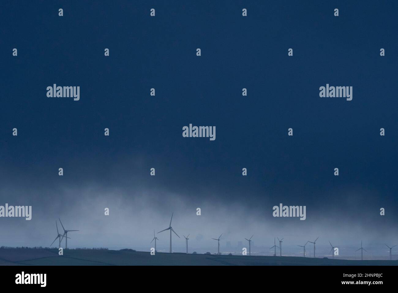 Glossop, Royaume-Uni, 17th février 2022. Les éoliennes sont considérées dans le Derbyshire comme un rare avertissement météorologique rouge pour les parties côtières du sud du pays de Galles et du sud-ouest de l'Angleterre est émis par le met Office avant ce qui pourrait être la pire tempête à frapper le Royaume-Uni en 30 ans. Storm Eunice devrait arriver à 5am heures vendredi, ce qui pourrait entraîner des conditions météorologiques dangereuses pour une grande partie du pays, Derbyshire, Royaume-Uni. Crédit : Jon Super/Alay Live News. Banque D'Images