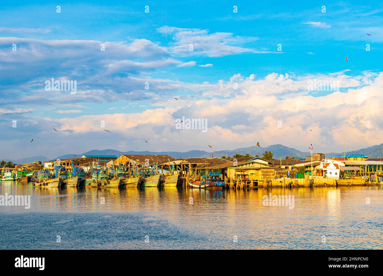 Port industriel Ranong et vieux bateaux de pêcheur paysage panorama Thaïlande. Banque D'Images