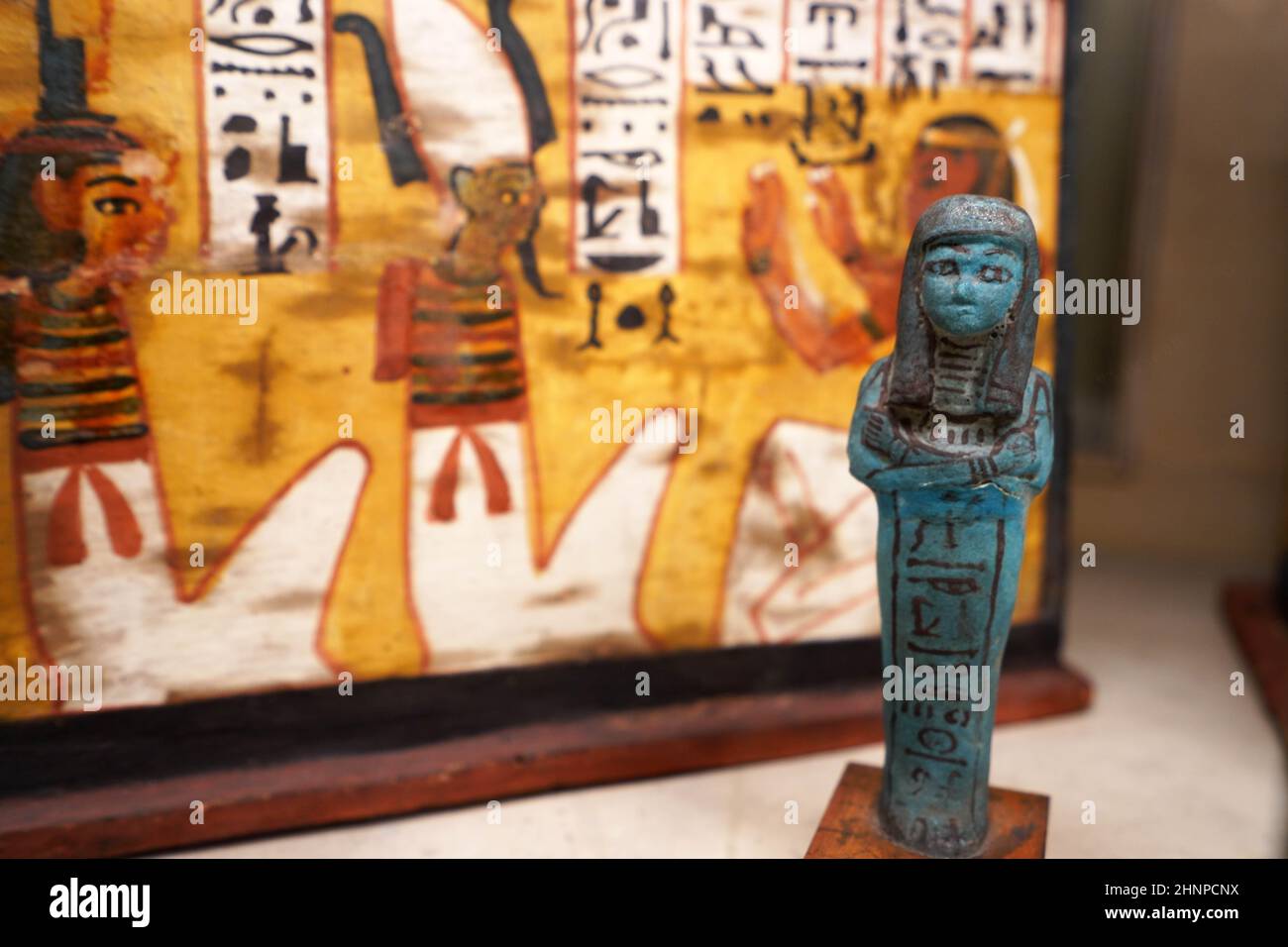TURIN, ITALIE - 19 AOÛT 2021 : statuette de petite figurine bleue pendant la civilisation égyptienne, Musée égyptien de Turin, Italie Banque D'Images