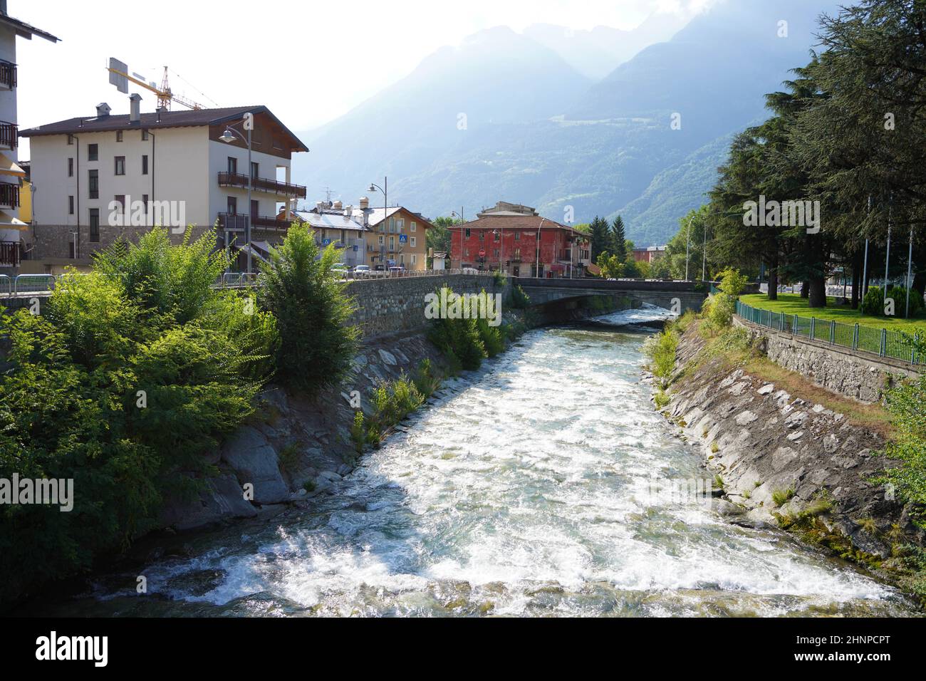 Rivière Dora Baltea et paysage urbain d'Aoste dans la vallée d'Aoste, Italie Banque D'Images