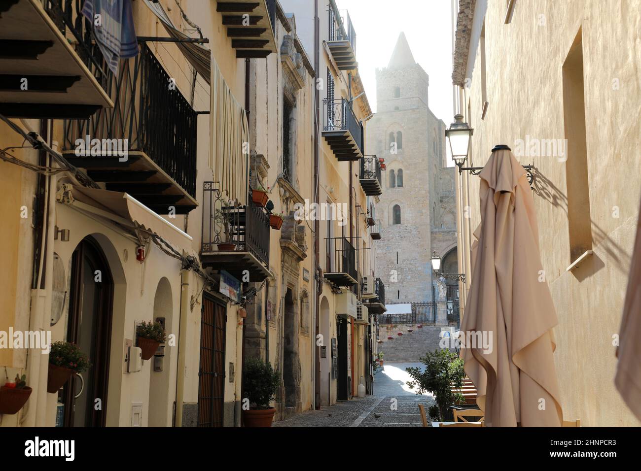 Aperçu de la ville historique de Cefalu avec tour de cathédrale sur backgroun, Sicile, Italie Banque D'Images