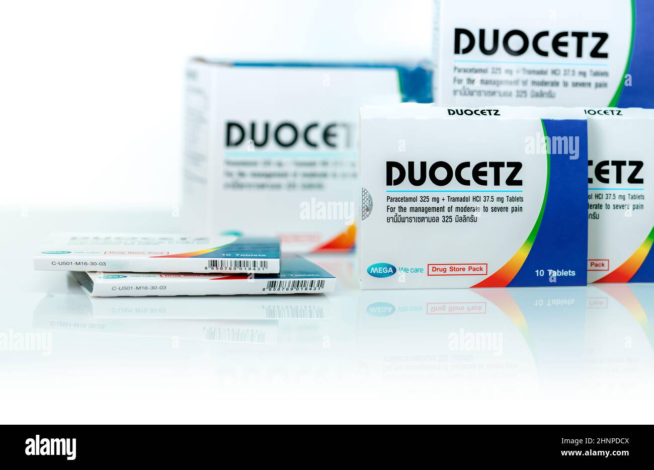CHONBURI, THAÏLANDE-22 NOVEMBRE 2021 : Duocetz fabriqué par MEGA LIFESCIENCES. Comprimés de paracétamol et de tramadol en conditionnement papier. Médecine indolore. Acétaminophène et tramadol en paquet. Banque D'Images