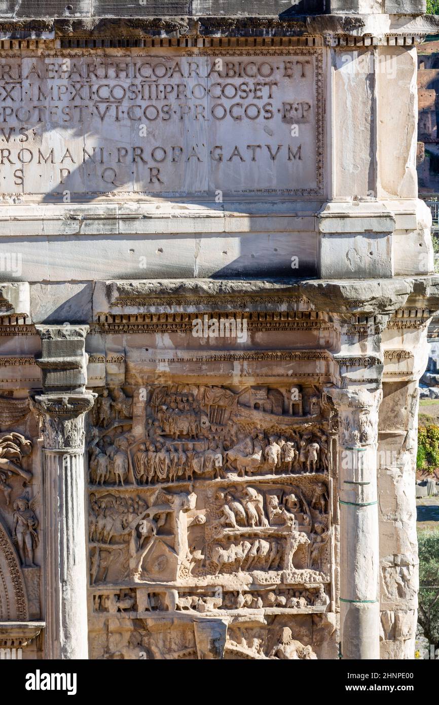 Forum Romanum, vue sur les ruines de plusieurs bâtiments anciens importants, fragment de l'Arche de Septimius Severus, Rome, Italie Banque D'Images