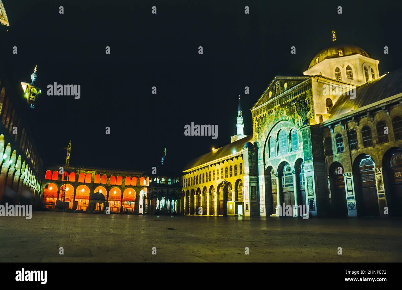 La mosquée Omeyyad est parfaitement éclairée la nuit Banque D'Images