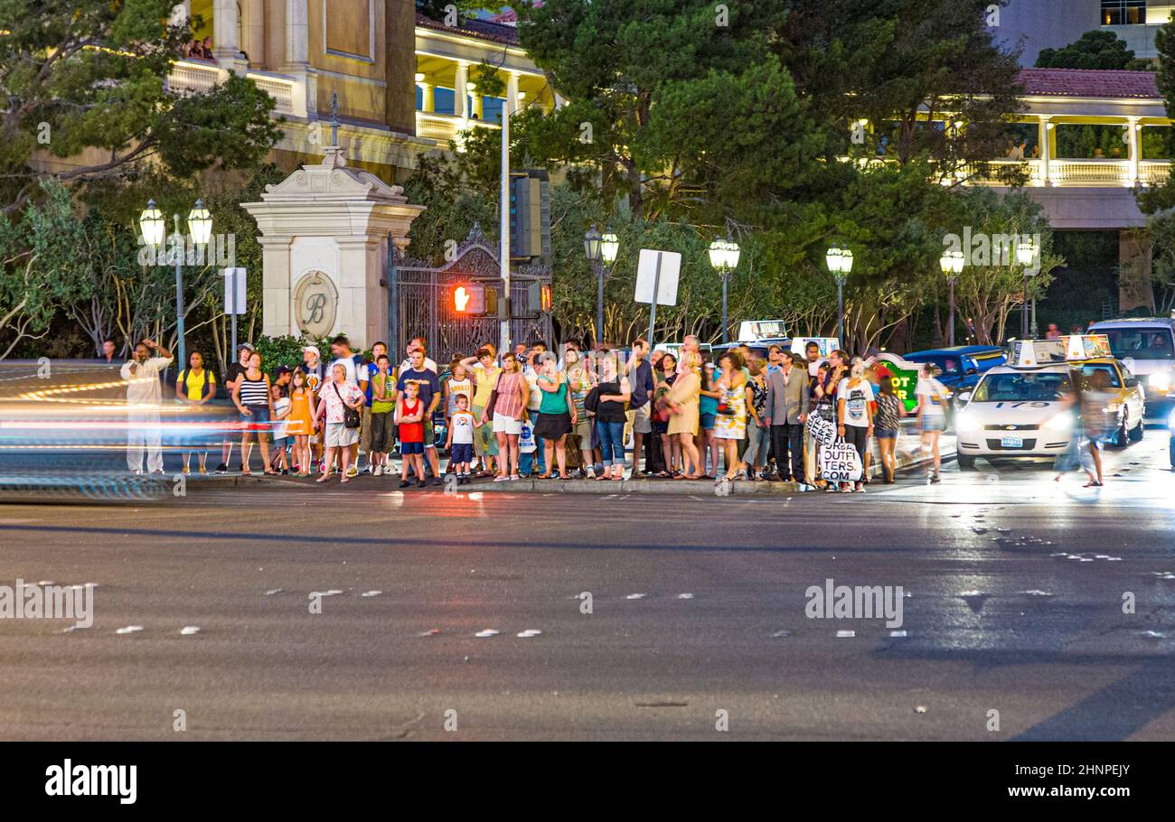 Les piétons attendent au Strip de Las Vegas pour que le feu vert traverse la rue. Banque D'Images