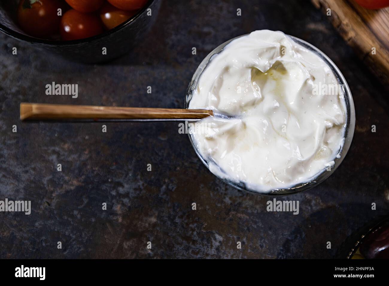 Bol avec crème aigre plat composition pour la conception Banque D'Images