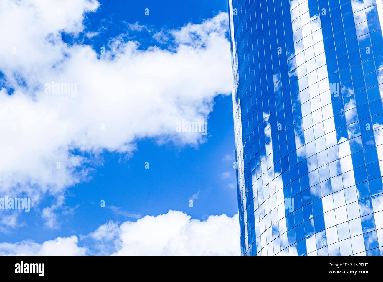 Façade de gratte-ciel à New York sous ciel bleu Banque D'Images
