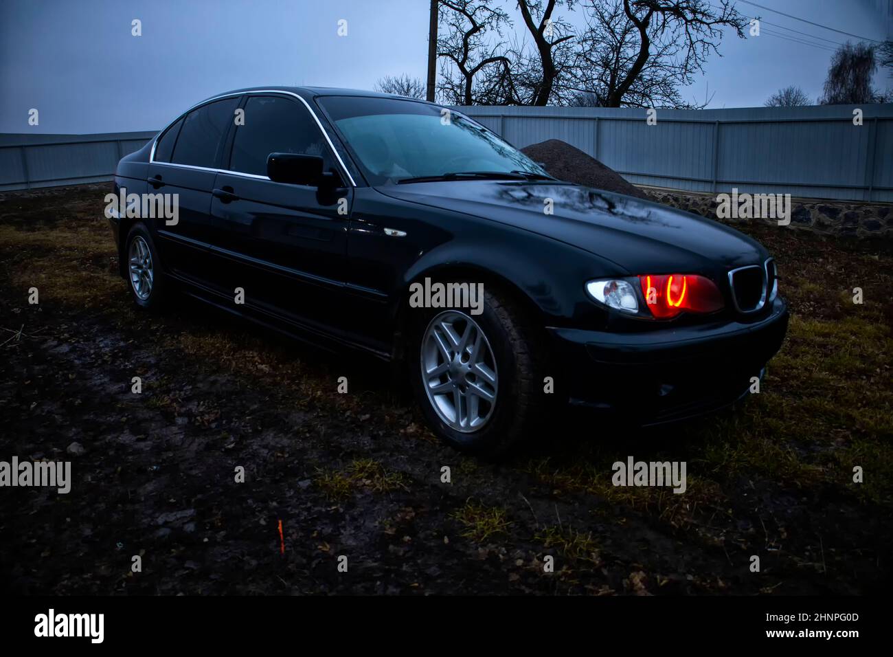 Voiture noire avec phares ronds rouges Banque D'Images