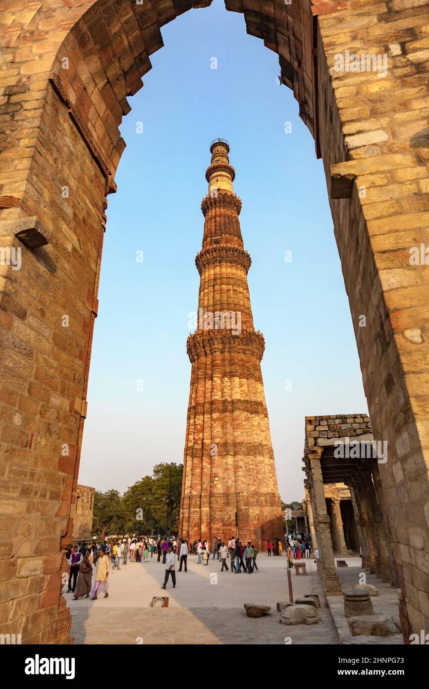 Les gens visitent Qutb Minar, Delhi, le plus haut minaret en briques du monde à 72m Banque D'Images