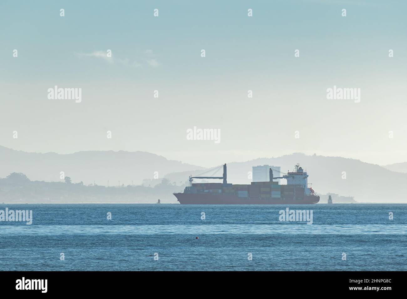 Cargo avec conteneurs arrivant au port de Vigo en Espagne Banque D'Images