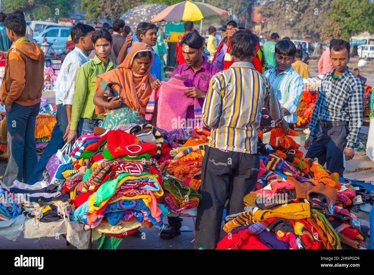 Les gens en début de matinée vont faire du shopping au marché central Meena Banzaa Banque D'Images