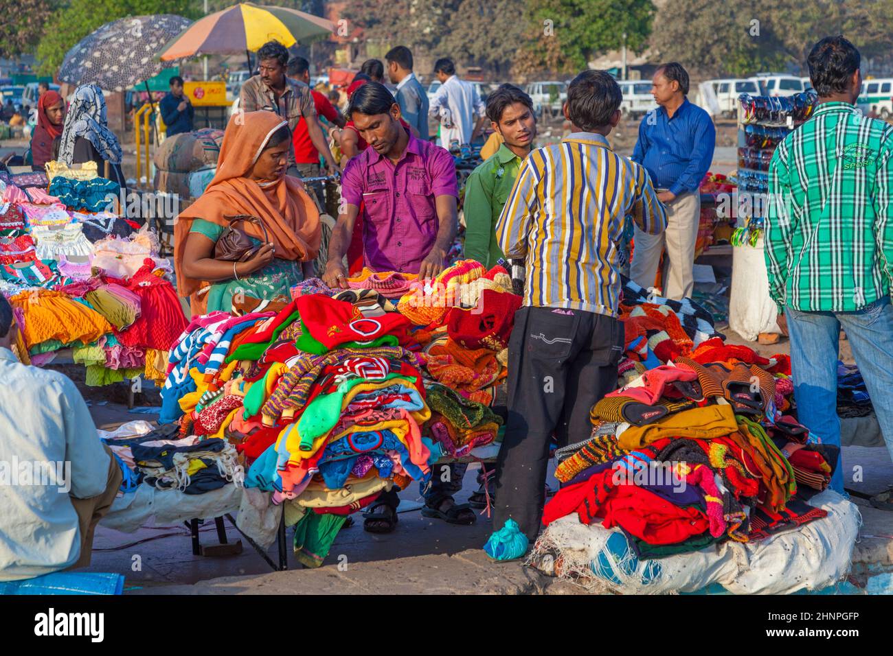 Les gens en début de matinée vont faire du shopping au marché central Meena Banzaa Banque D'Images
