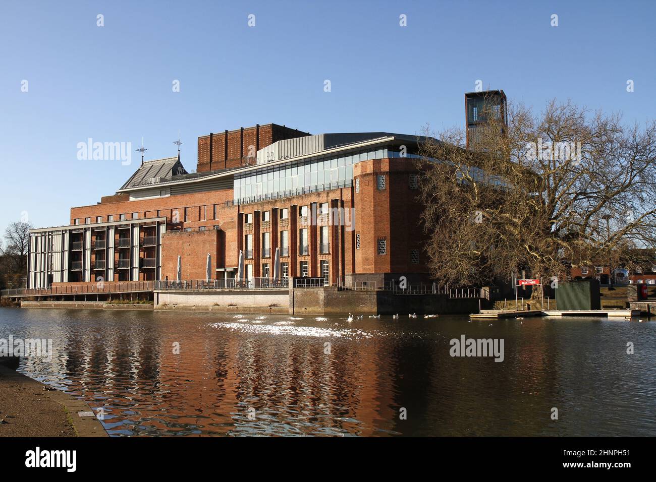 Royal Shakespeare Theatre, Stratford-upon-Avon, Warwickshire, Royaume-Uni, avec la rivière Avon et ciel bleu clair d'hiver Banque D'Images