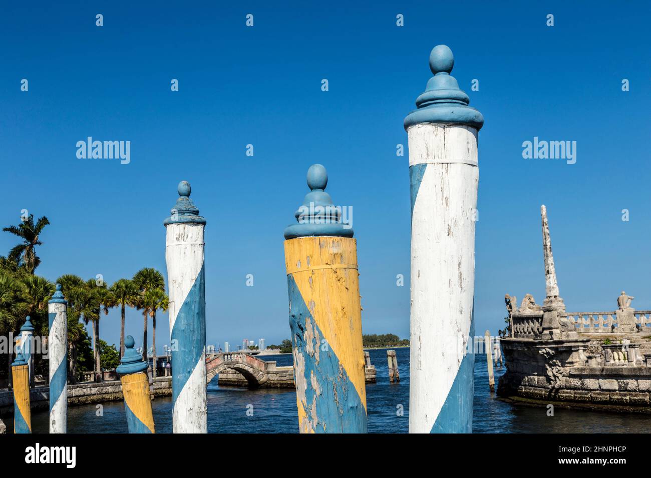 Vizcaya, Floridas demeure la plus grandiloise sous le ciel bleu avec la reconstruction des pylônes de venise Banque D'Images