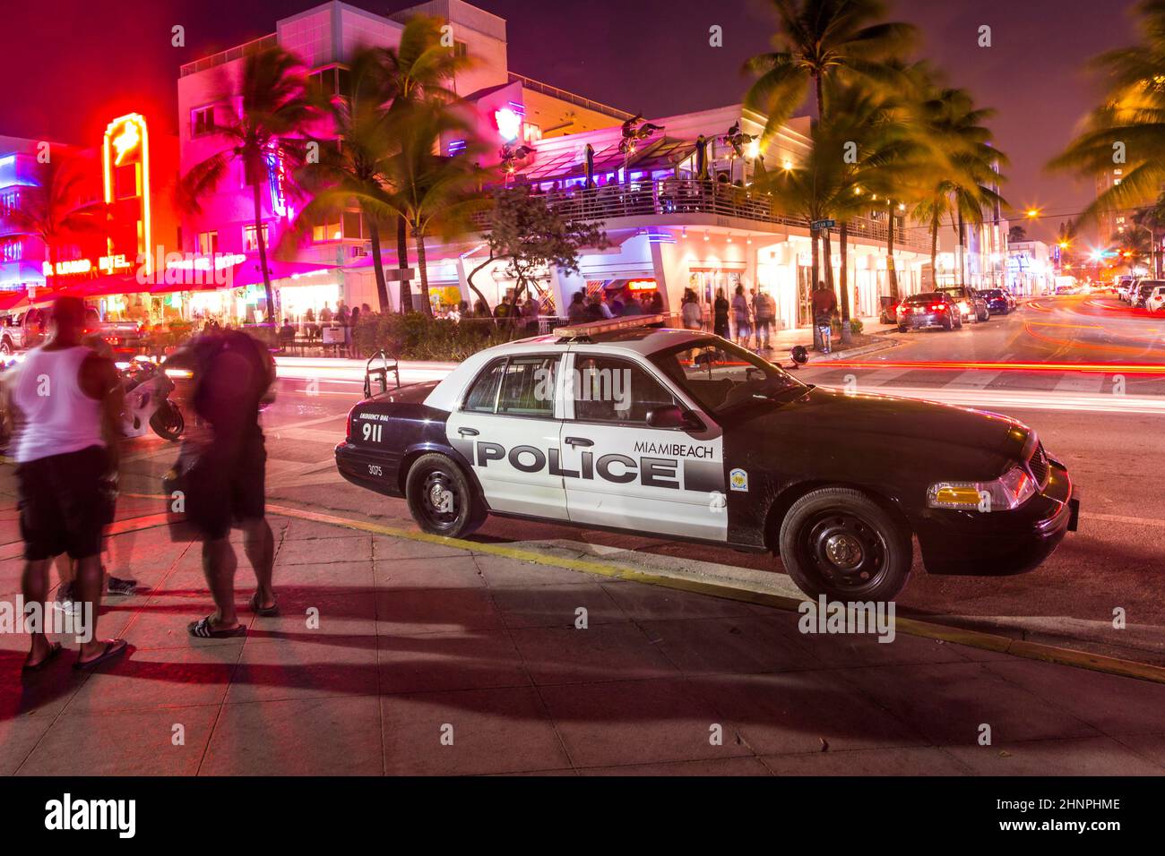 Les parkings de police se trouvent sur Ocean Drive, le long de South Beach Miami, dans le quartier art déco historique, avec des hôtels, un restaurant et un bar la nuit Banque D'Images