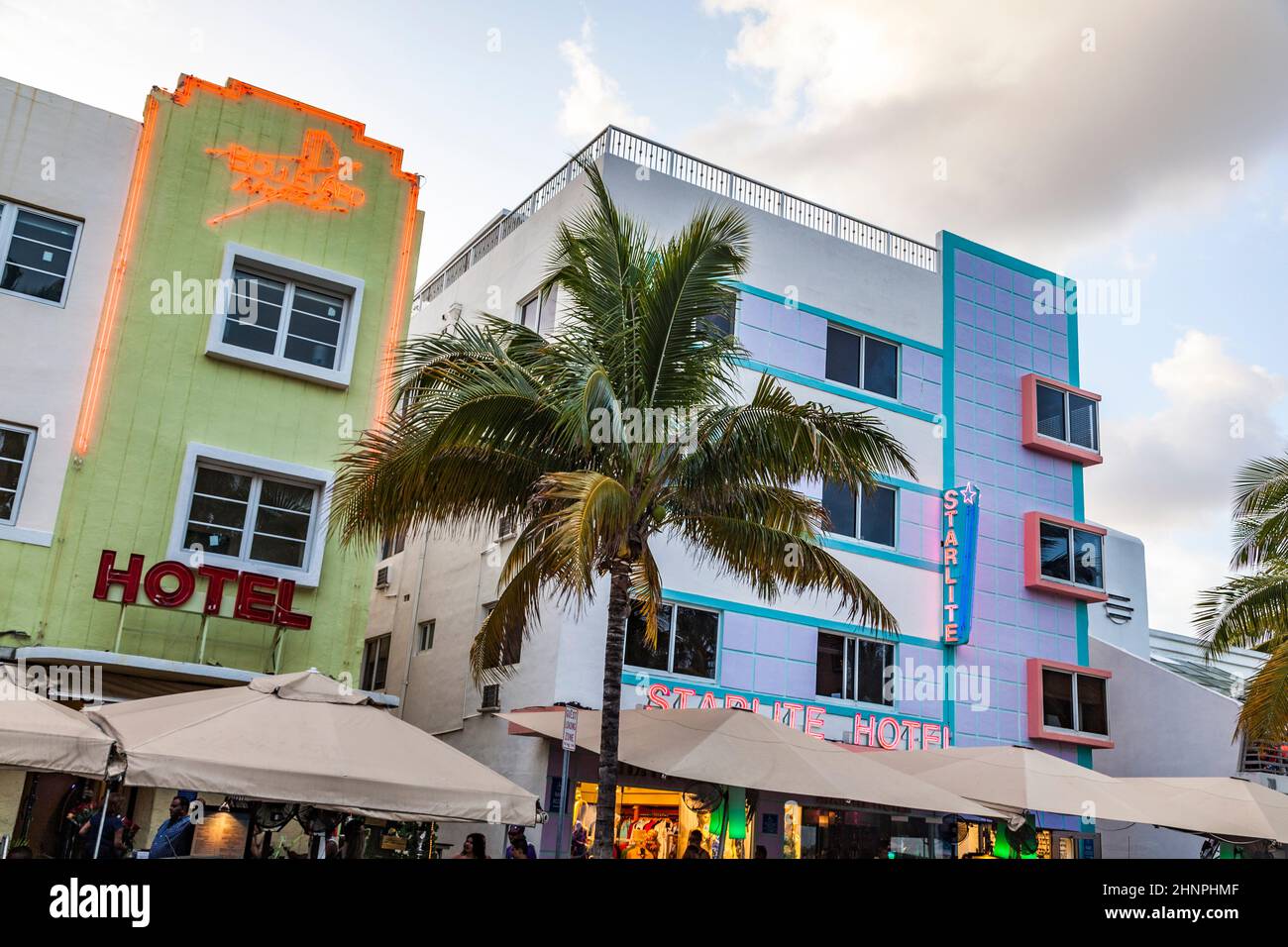 Vue sur Ocean Drive le long de South Beach Miami, dans le quartier historique art déco Banque D'Images