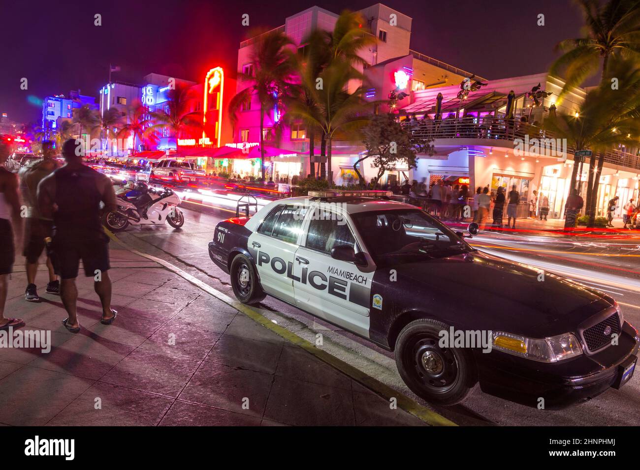 Les parkings de police se trouvent sur Ocean Drive, le long de South Beach Miami, dans le quartier art déco historique, avec des hôtels, un restaurant et un bar la nuit Banque D'Images