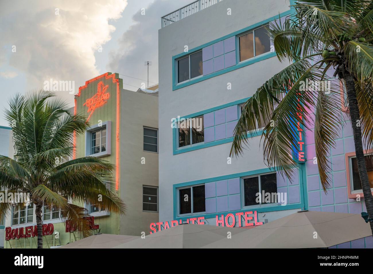Vue sur Ocean Drive le long de South Beach Miami, dans le quartier historique art déco Banque D'Images