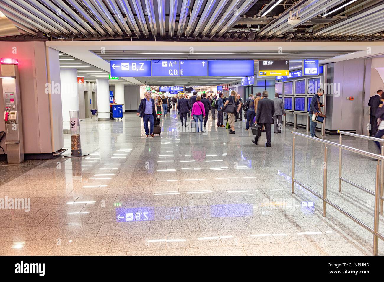 Les gens se précipitent jusqu'à leur porte dans le terminal 1 de l'aéroport international de rankfurt Banque D'Images