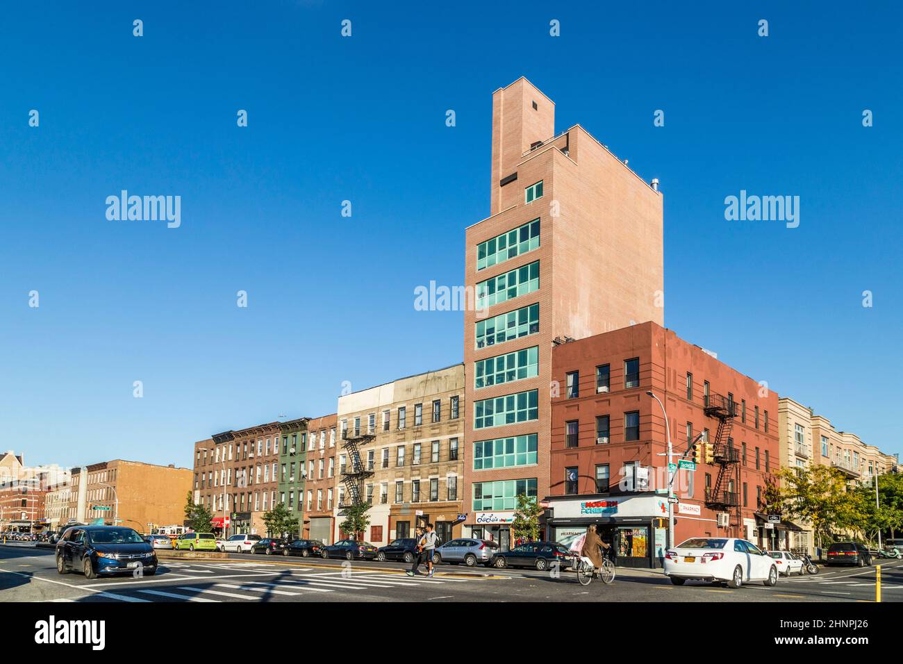 Traversée de la rue de l'aéroport avec Degrew à Brooklyn avec de vieux bâtiments en briques Banque D'Images