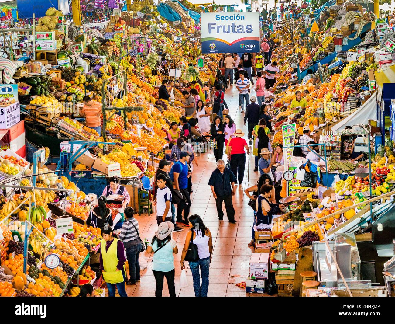 Les gens vendent des marchandises sur le marché central d'Arequipa Banque D'Images