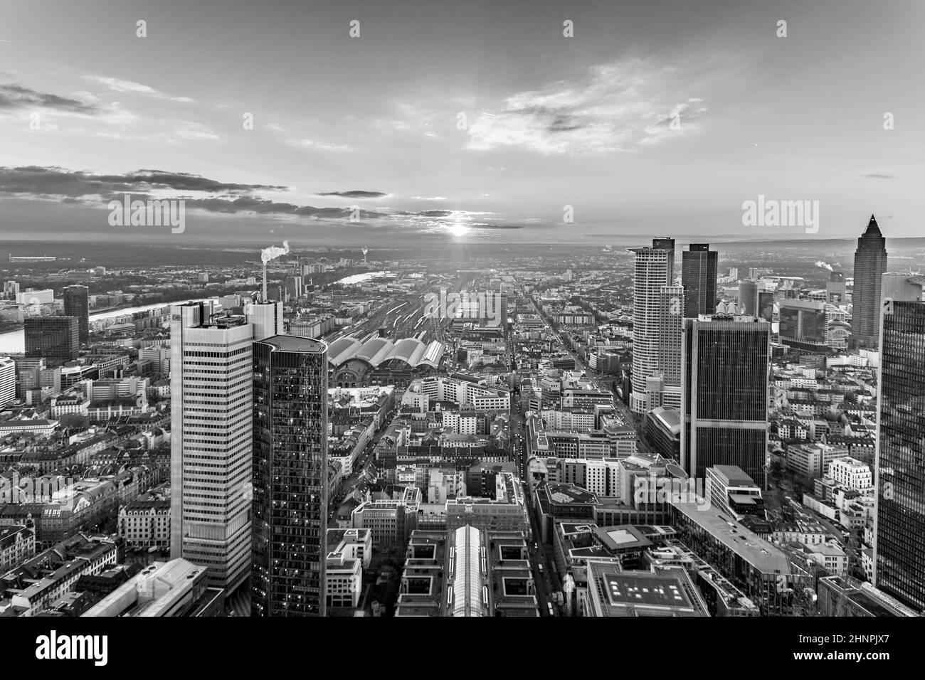 Horizon de Francfort avec le main et des gratte-ciels Banque D'Images