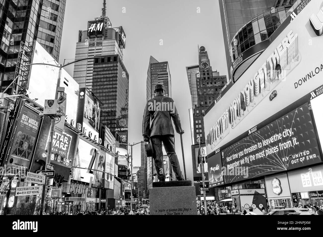 Publicité au néon des nouvelles, des marques et des théâtres à Times Square avec statue de George M. Cohan en début de matinée. Banque D'Images