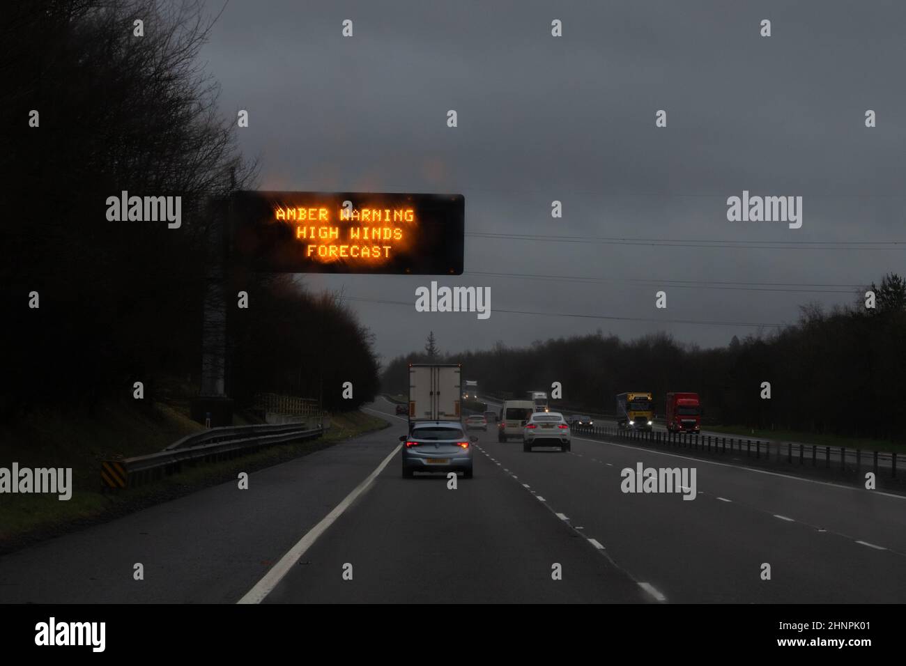 Avertissement ambre High Winds prévisions panneau d'autoroute pendant la tempête Dudley, 2022, Royaume-Uni Banque D'Images