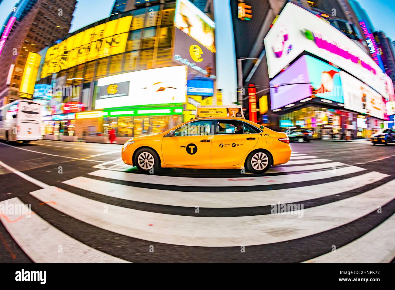 Publicité néon de nouvelles, marques et théâtres à Times Square en fin d'après-midi Banque D'Images