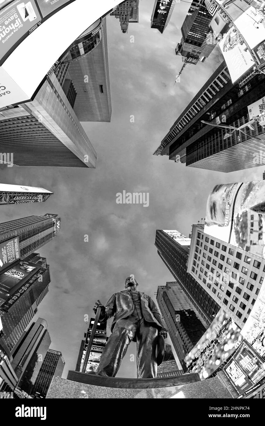 Publicité au néon des nouvelles, des marques et des théâtres à Times Square avec statue de George M. Cohan en début de matinée. Banque D'Images