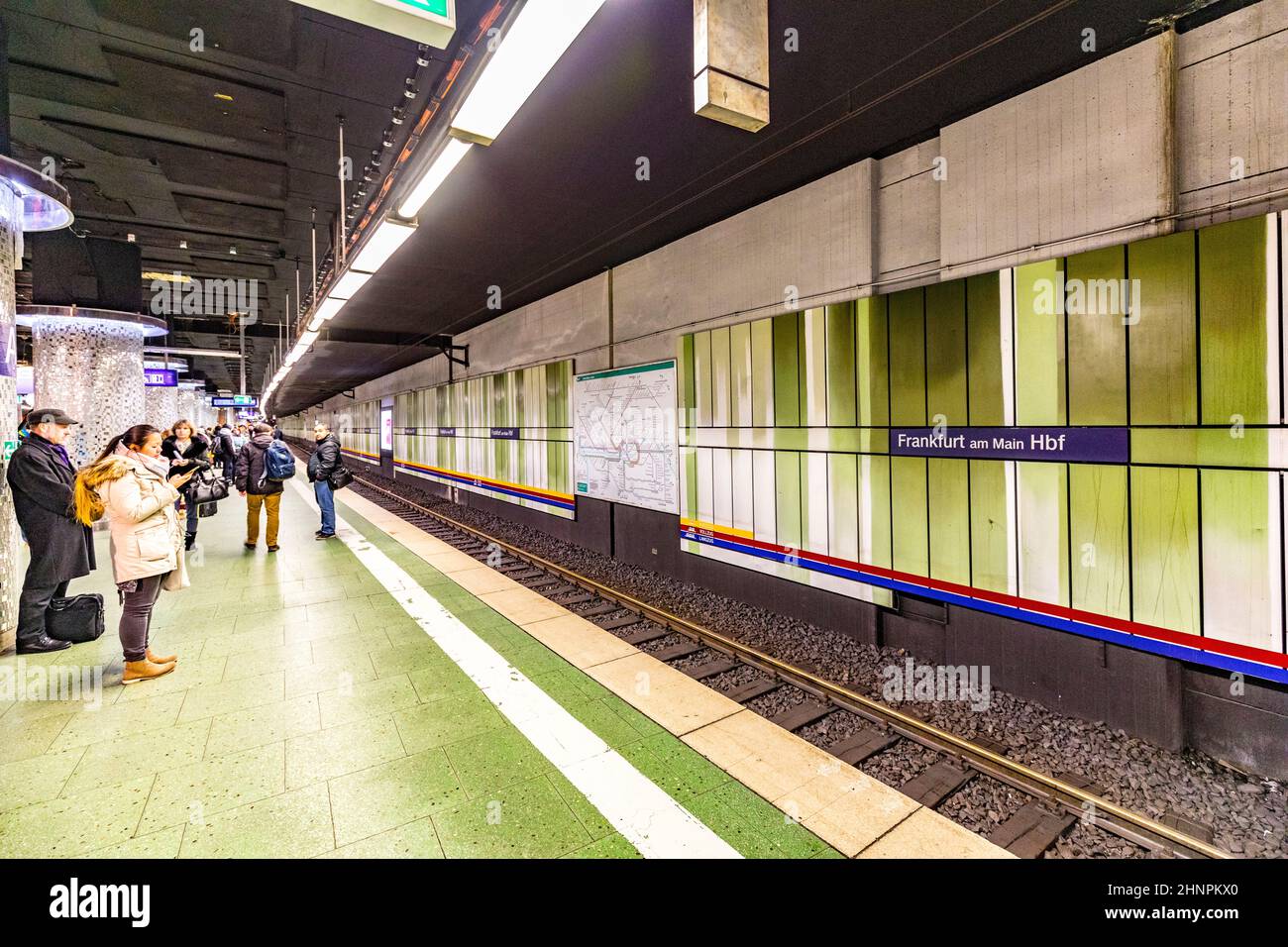 Les gens attendent à l'intérieur de la gare Hauptbahnhof (gare centrale), le système de transports en commun qui attend le métro suivant à Francfort Banque D'Images
