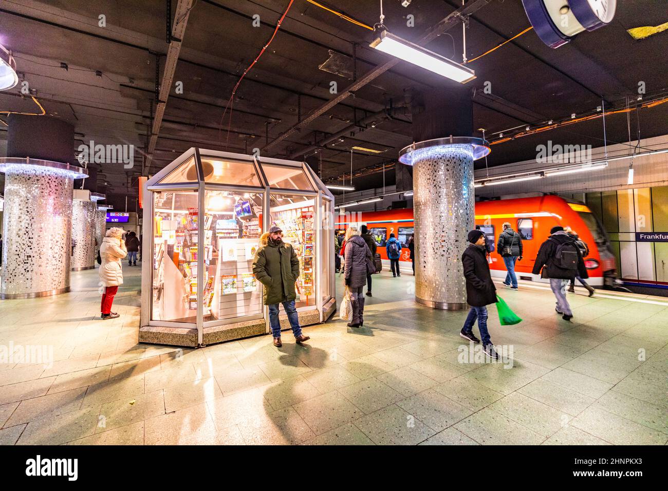 Les gens attendent à l'intérieur de la gare Hauptbahnhof (gare centrale), le système de transports en commun qui attend le métro suivant à Francfort Banque D'Images