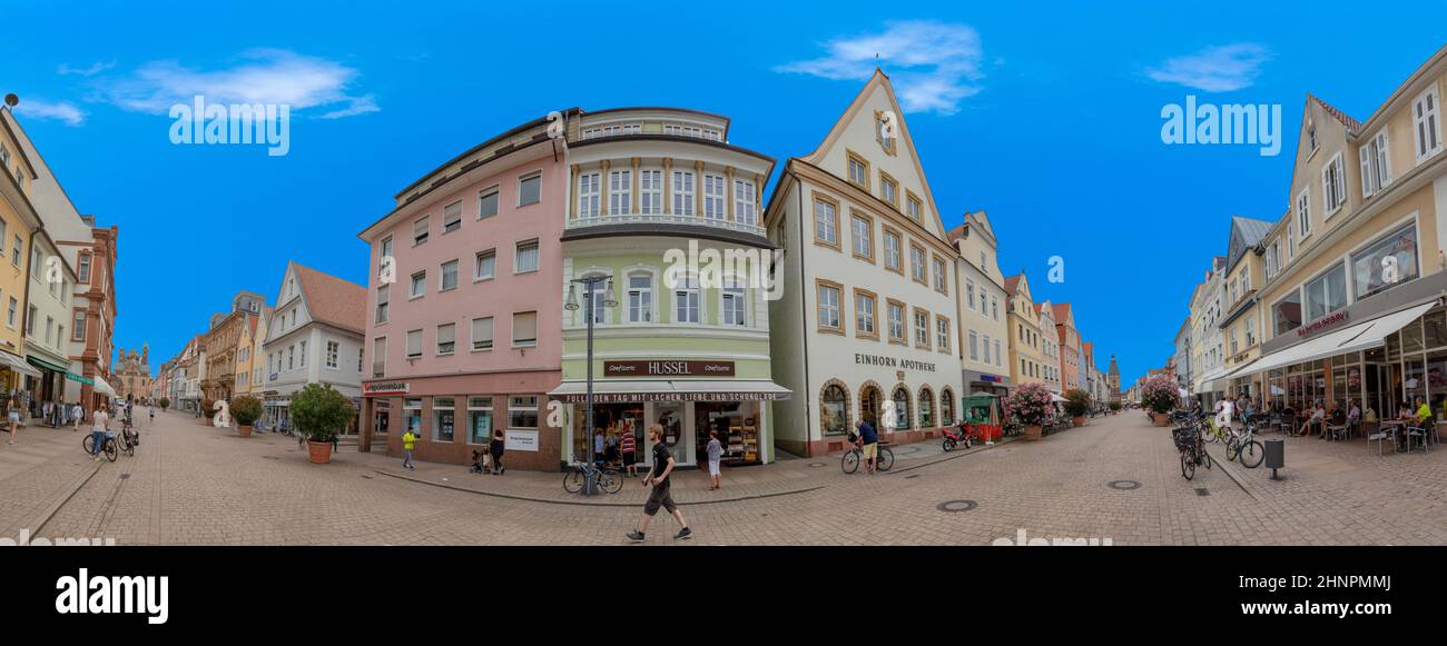 Vue sur la belle rue historique de Speyer avec des monuments médiévaux et des maisons à colombages Banque D'Images